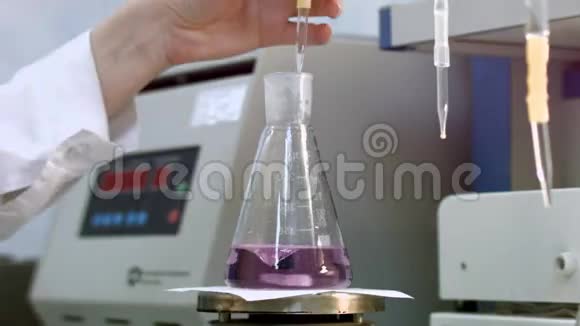 科学家检查样品并在瓶中混合液体视频的预览图