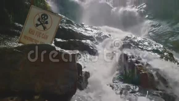 美丽的瀑布特写视频的预览图