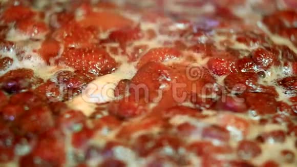 烹饪美味的草莓果酱视频的预览图