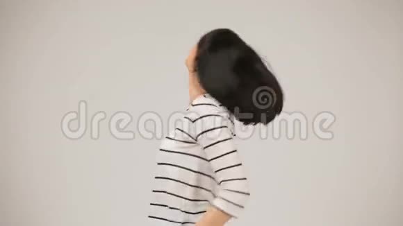 年轻的黑发女孩微笑着跳舞视频的预览图
