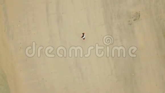 适合女人在沙滩上奔跑视频的预览图
