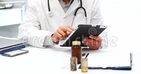 男性医生使用数字平板电脑视频的预览图