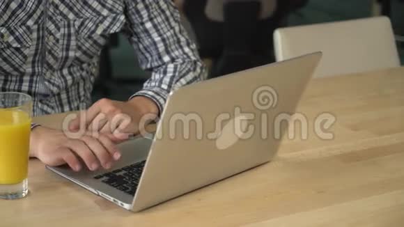 男性在笔记本电脑上输入数据视频的预览图