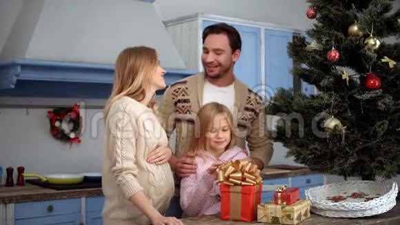家庭庆祝圣诞节和新年视频的预览图