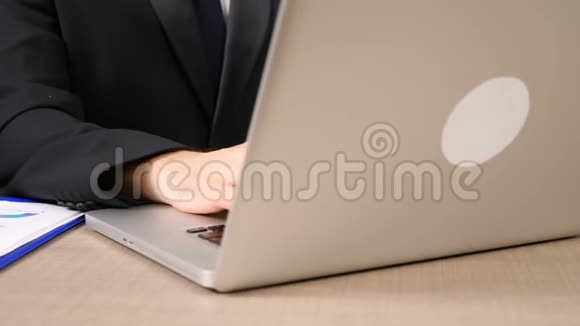 办公桌前的商人在电脑上打字视频的预览图