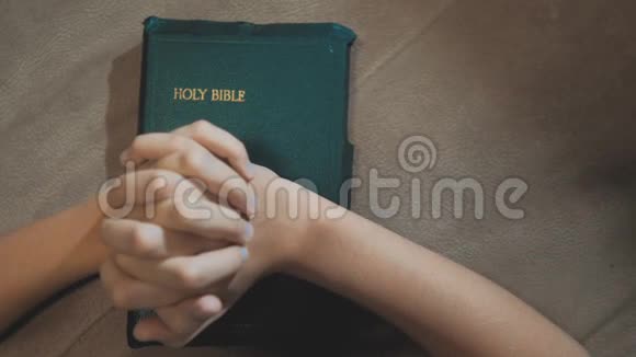 生活方式小女孩神圣圣经祈祷与圣经在她的手中天主教神圣的圣经儿童和视频的预览图
