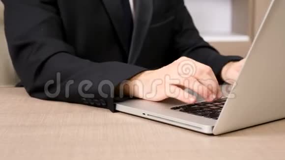 商人用手在笔记本电脑键盘上打字视频的预览图