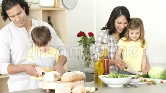 一家人在厨房准备饭菜视频的预览图