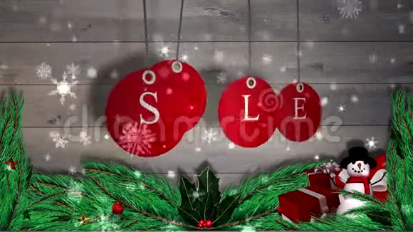 红色销售标签挂在木头上的节日装饰视频的预览图