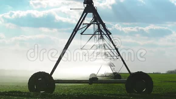 自动化农业灌溉喷灌系统在耕地上的应用视频的预览图