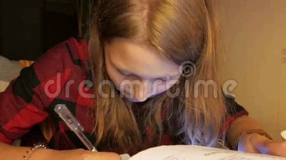 少女在学习4KUHD视频的预览图