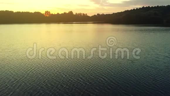 德国公园上空令人惊叹的日落美景视频的预览图