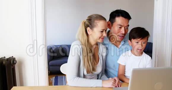 幸福家庭在客厅使用笔记本电脑视频的预览图