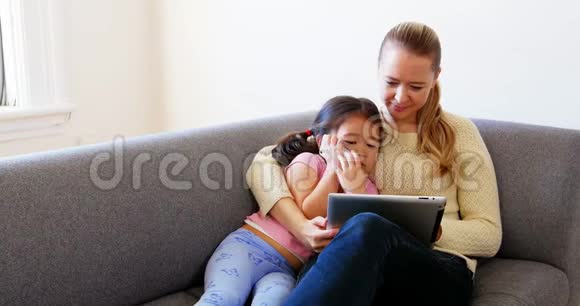母女俩在客厅里用数码平板电脑视频的预览图