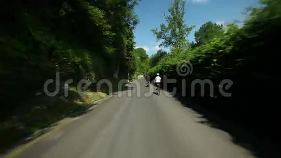 慢动作退休夫妇骑自行车上路视频的预览图