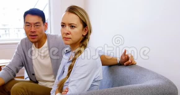 一个男人和一个女人在客厅里视频的预览图