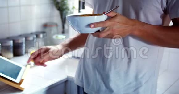 女士早餐时使用数码平板电脑视频的预览图