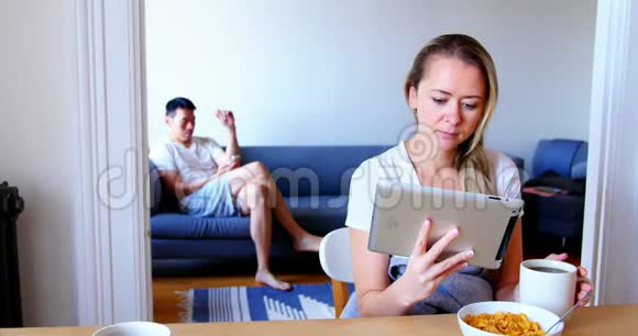 女人用数码平板电脑男人用手机视频的预览图