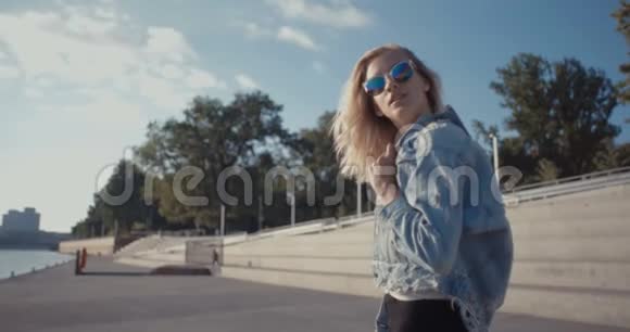 欧洲一个城市里的漂亮时尚女人视频的预览图
