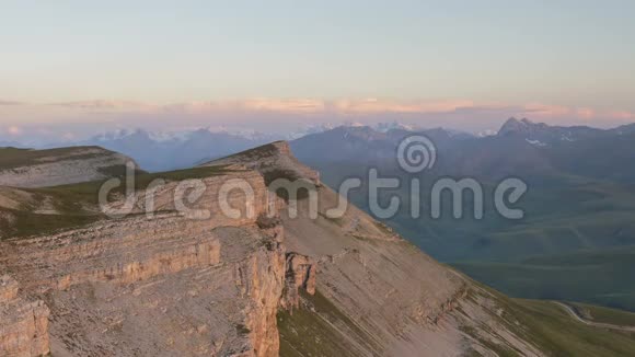 高加索山脉的夏天云在山峰上的形成和运动视频的预览图