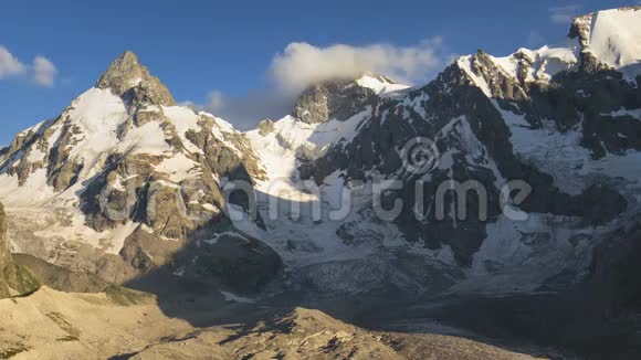 高加索山脉的夏天云在山峰上的形成和运动视频的预览图