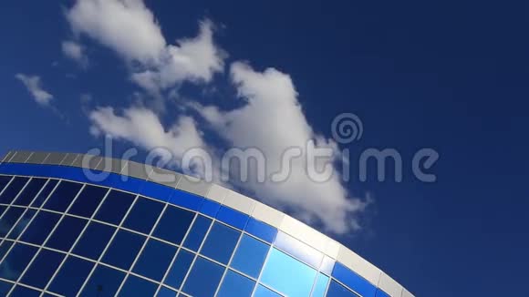 蓝天背景下的办公楼立面视频的预览图