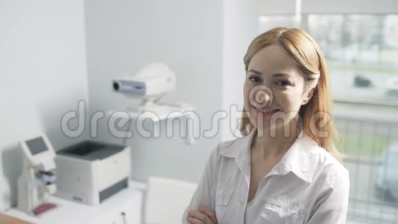女医生对着镜头微笑的画像视频的预览图