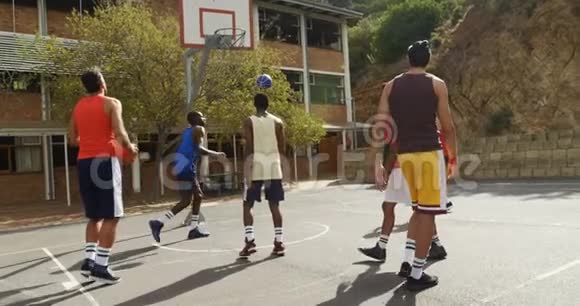 篮球运动员在篮球场练习视频的预览图