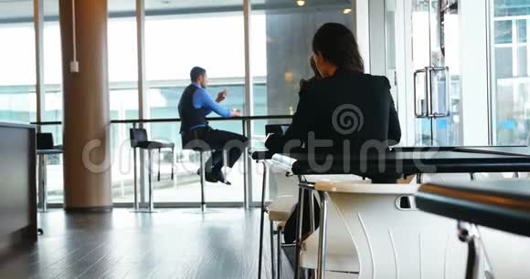 女行政人员坐在桌子旁视频的预览图
