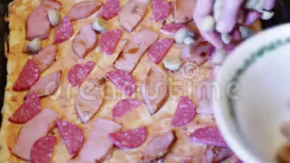 烹饪自制披萨视频的预览图