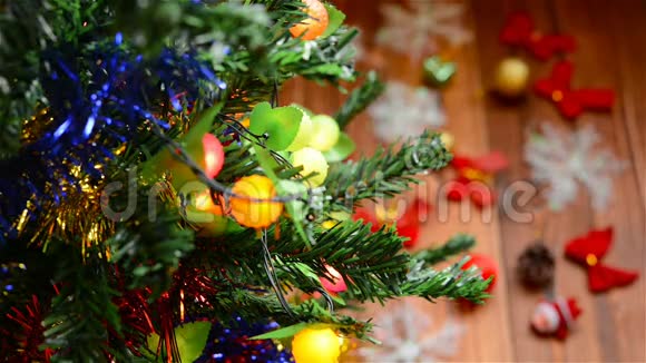 杉树上的圣诞装饰视频的预览图