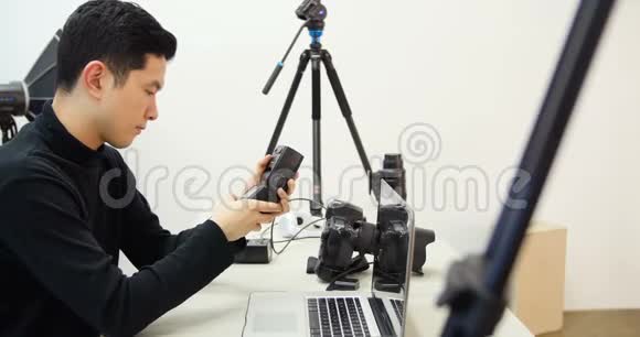 男性摄影师在办公桌前工作视频的预览图
