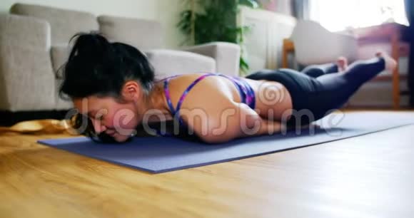 女人在客厅练习瑜伽视频的预览图