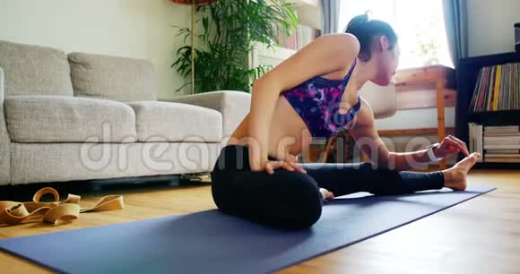 女人在客厅练习瑜伽视频的预览图