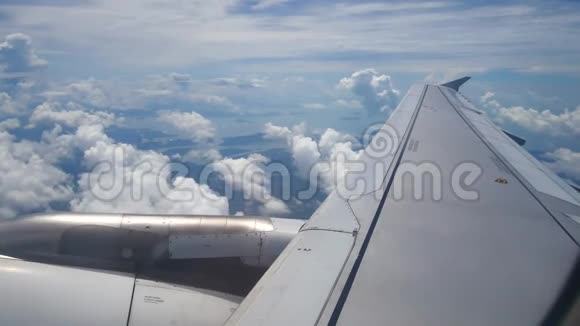从飞机窗户看到机翼和引擎上视频的预览图