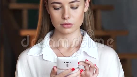 年轻女孩用手机在线交流视频的预览图