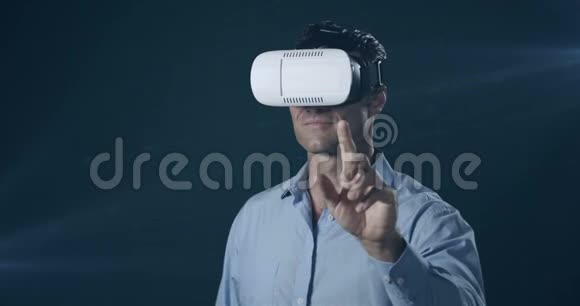 使用虚拟现实耳机和未来屏幕的人视频的预览图