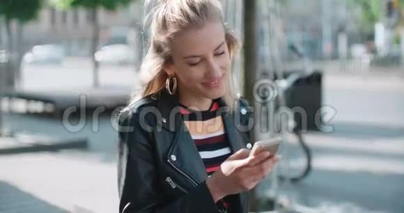 年轻的高加索女人在城市里用电话视频的预览图