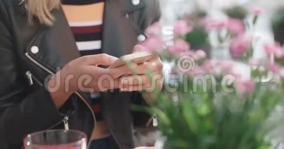 年轻的高加索女人在城市里用电话视频的预览图