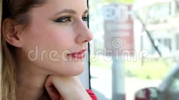 年轻的金发女人坐电车说话微笑视频的预览图