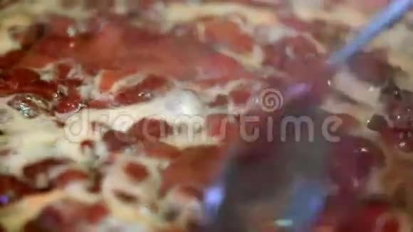 烹饪美味的草莓果酱视频的预览图