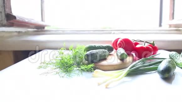 厨房桌子上的西红柿和黄瓜视频的预览图