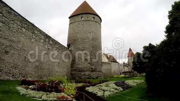 中世纪塔楼城墙的一部分塔林视频的预览图