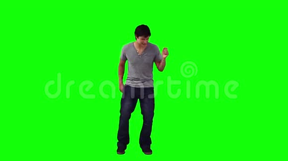 一个人在跳舞唱歌视频的预览图