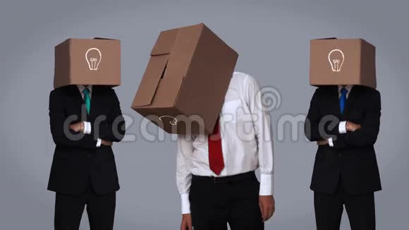 一队商人用盒子藏头视频的预览图