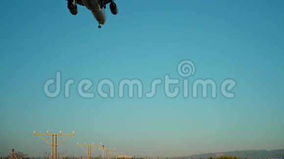 飞机在机场降落并起飞视频的预览图