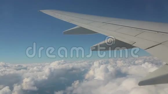 从飞机上俯瞰积云视频的预览图