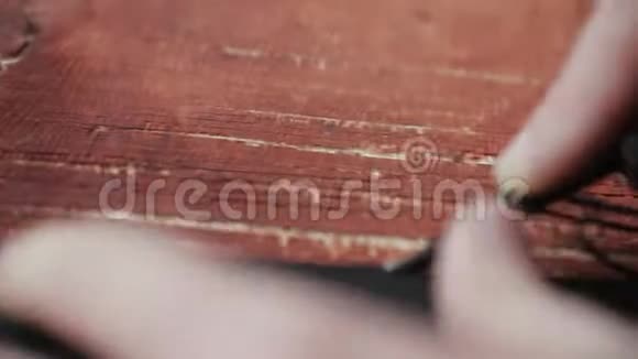 皮革车间皮带的工作过程人拿着手工工具和工作以前的坦纳视频的预览图