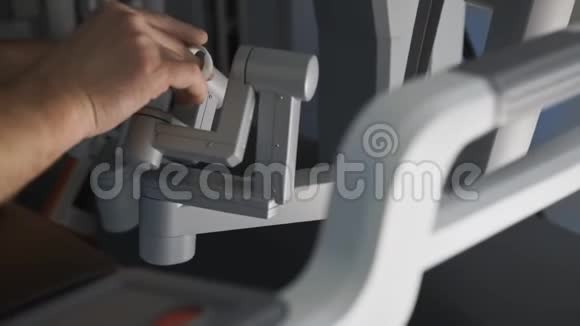 外科医生操作机器人手术机微创达芬奇系统视频的预览图