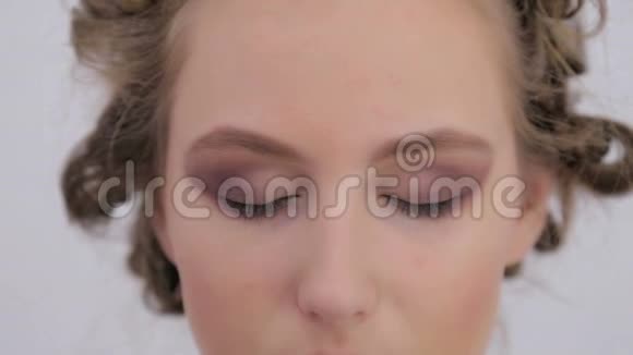 专业化妆师应用眼影视频的预览图